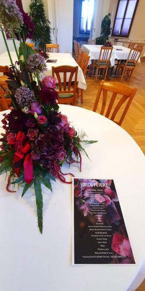 Blumenschmuck und Speise-/ Getränkekarte