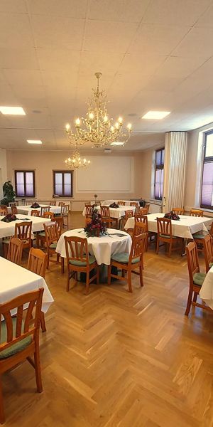 Saal komplett mit Tischdeko